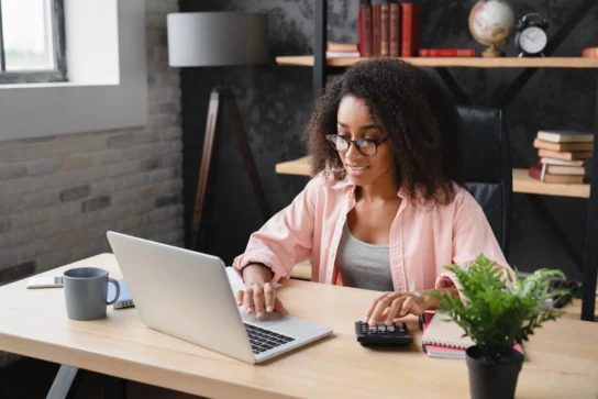 Empreendedora buscando por formas de como fazer cobrança online.