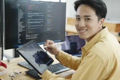 Jovem desenvolvedor está aplicando o código da API para e-commerce em sua plataforma.