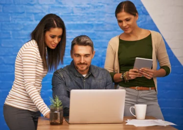 Três sócios realizando a gestão de assinatura da empresa, verificando as cobranças e os recebíveis.