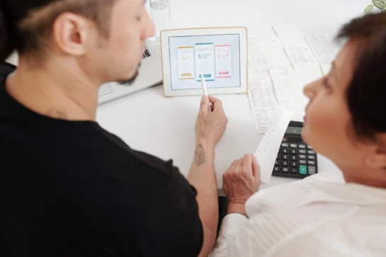 Empreendedores debatendo a respeito da gestão de assinaturas de sua empresa, entendendo qual é o melhor modelo de cobrança a seguir.