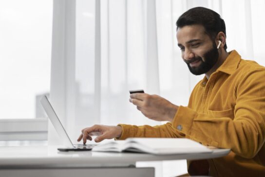 Temos um empreendedor cadastrando o número do seu cartão de crédito no sistema de pagamentos online.