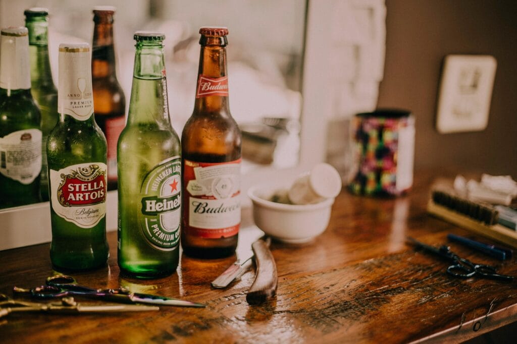 Na imagem, temos algumas garrafas de bebidas sobre a mesa. Isso representa o marketing para adega.