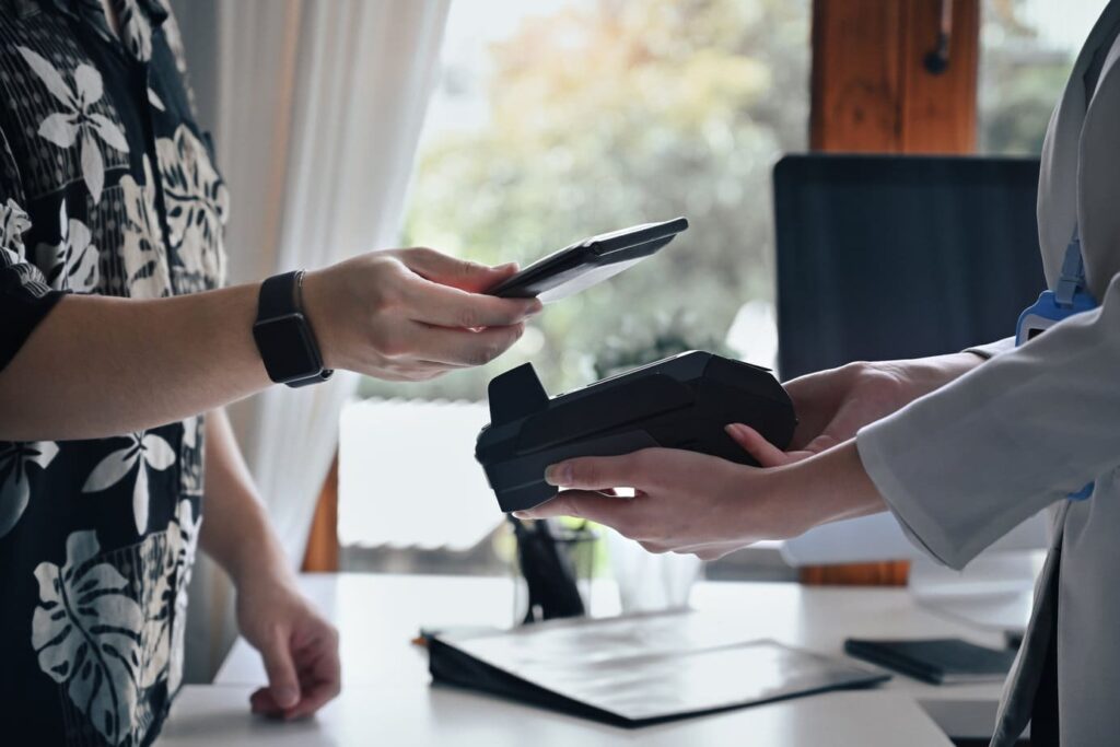 A imagem mostra um cliente pagando sua compra após a empresa pensar em programas de fidelização