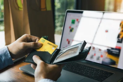 Cliente finalizando compra no cartão de crédito, prestes a utilizar o gateway de pagamento para e-commerce da loja escolhida.