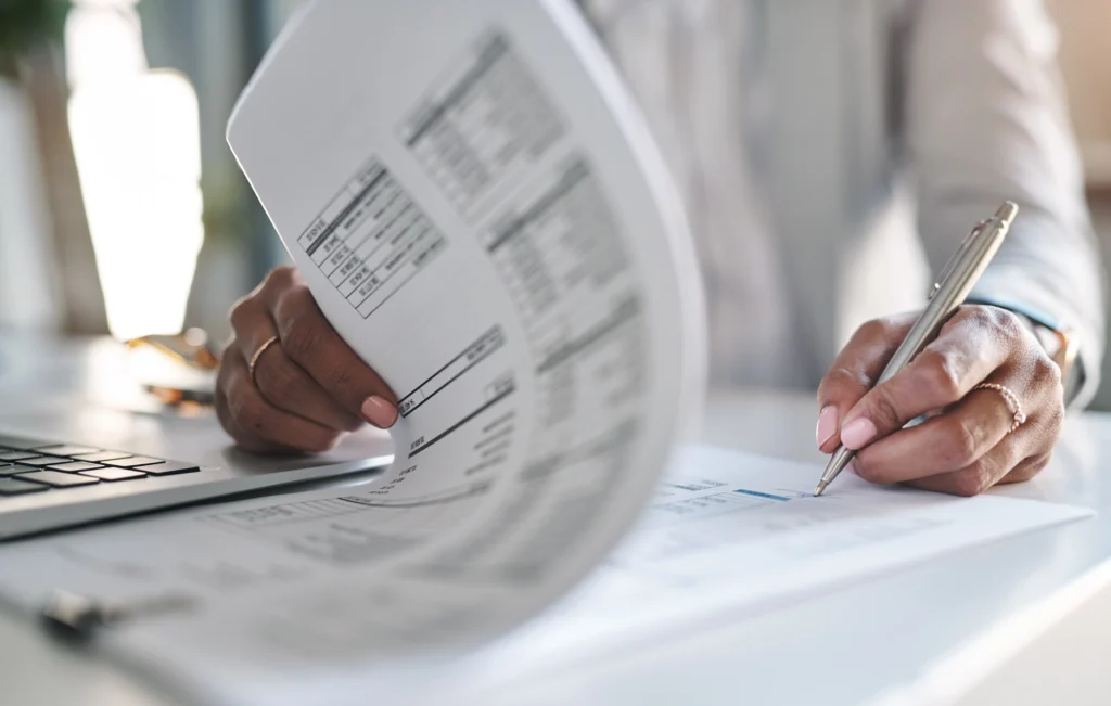 Pessoa verificando como emitir nota fiscal com a chave de acesso.