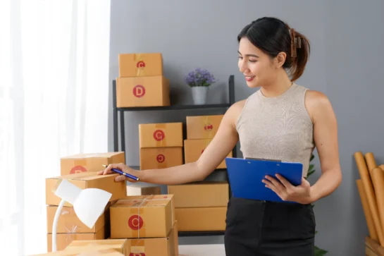 Mulher tentando entender como organizar pedidos de clientes enquanto anota em prancheta.