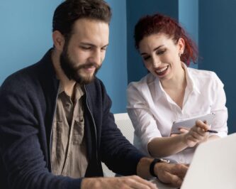 Na imagem, temos a equipe de marketing da empresa conversando sobre o comportamento do cliente.