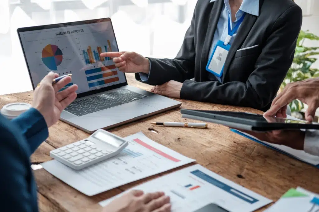 Empreendedores debatendo métricas da empresa. Estão decidindo entre lucro real e lucro presumido.