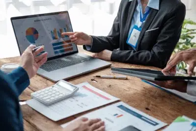 Empreendedores debatendo métricas da empresa. Estão decidindo entre lucro real e lucro presumido.