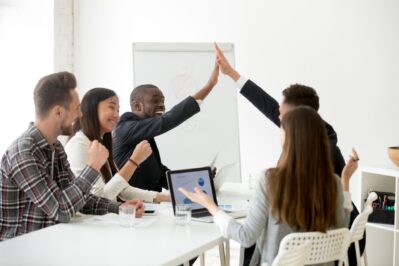 Na imagem, temos a equipe de vendas feliz no escritório, após o aumento das vendas. Isso só foi possível após o uso de novas ferramentas para vender mais.