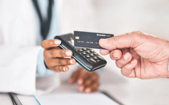 Consumidor realizando o primeiro pagamento recorrente via cartão de crédito em mercado.