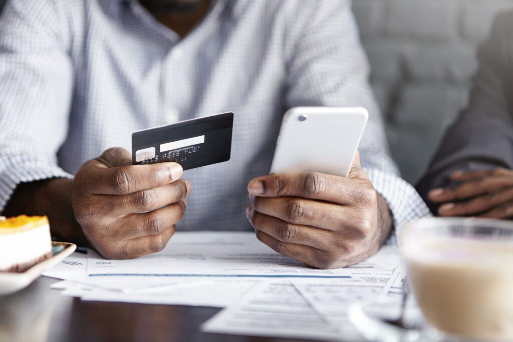 Na imagem, temos um cliente em seu celular, finalizando uma compra. Ele está analisando os métodos de pagamento online da loja para escolher o melhor.