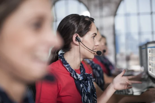 Mulher realizando uma forma de cobrança comum, via telemarketing.