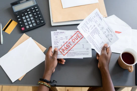 Empreendedor realizando o controle de inadimplência de seus clientes.