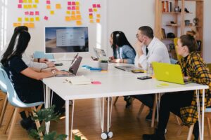 Na imagem, temos a equipe de gestão de pessoas, reunidas no escritório, pensando em formas de trazer mais motivação no trabalho de vendas