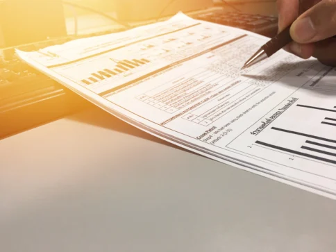 Empreendedor verificando o fato gerador de uma obrigação tributária.