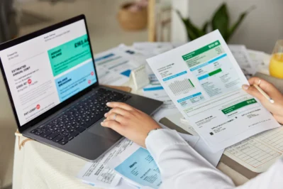 Empreendedora visualizando um documento e entendendo como emitir boleto automatizado.