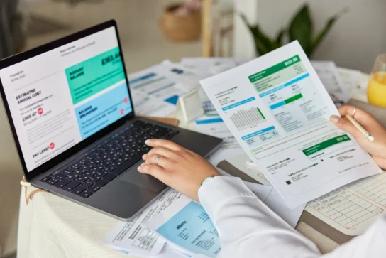 Empreendedora visualizando um documento e entendendo como emitir boleto automatizado.