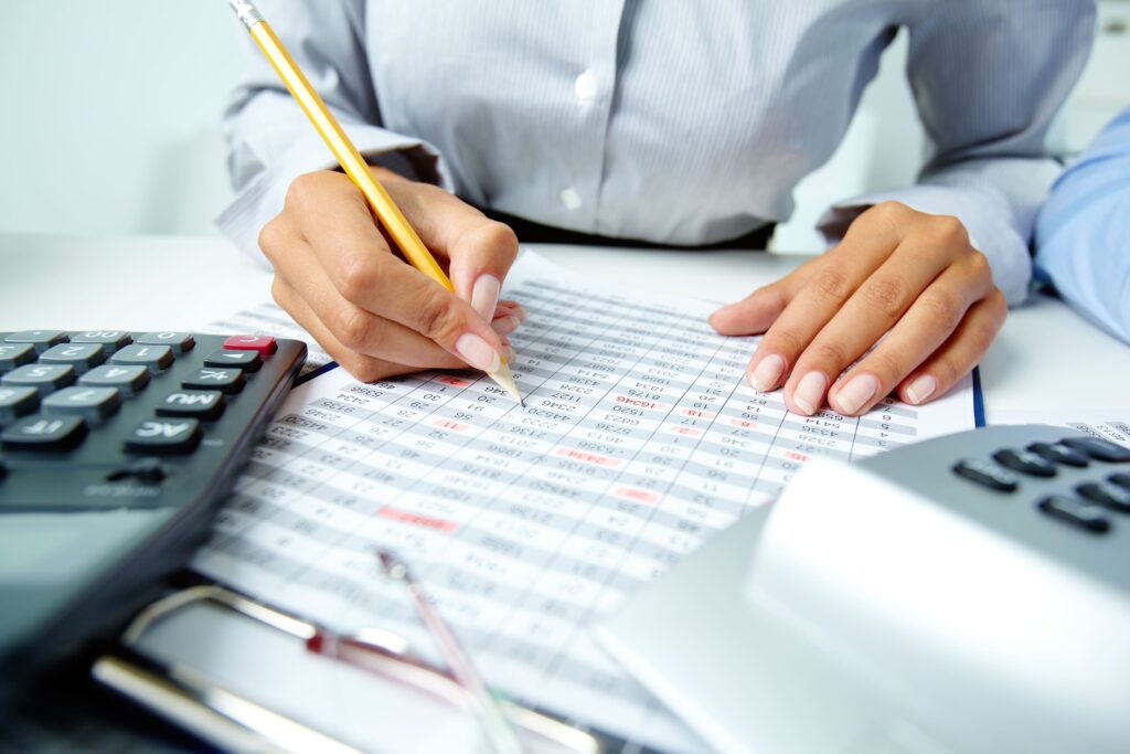 Uma contadora está analisando uma planilha com o registro de vendas. Ela está calculando a previsibilidade de receita da empresa.