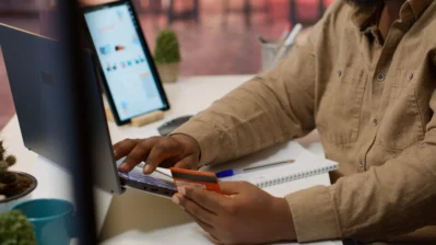 Consumidor realizando compra pelo cartão de crédito após receber link de pagamento online.