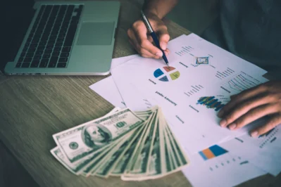 Empreendedora realizando conferência nos fluxos de caixa enquanto faz a gestão de cobranças da empresa.
