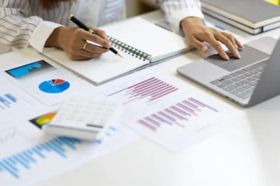 Empreendedora aprendendo o que é plano de contas e colocando em prática em sua empresa.