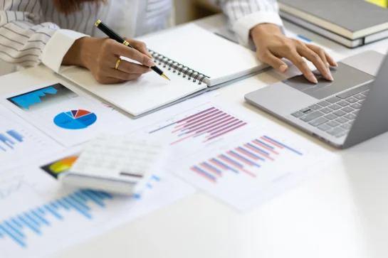 Empreendedora aprendendo o que é plano de contas e colocando em prática em sua empresa.