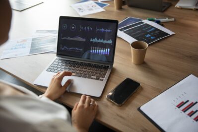 Homem está em seu escritório, mexendo no notebook. Ele está pesquisando sobre o melhor software para recuperação de crédito e cobrança.