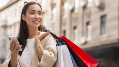 Na imagem, temos uma mulher comprando produtos após a empresa conceder desconto em boleto.