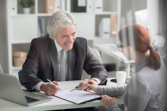 Na imagem, temos um funcionário do banco, conversando com uma empressendedora sobre emprestimo empresarial.