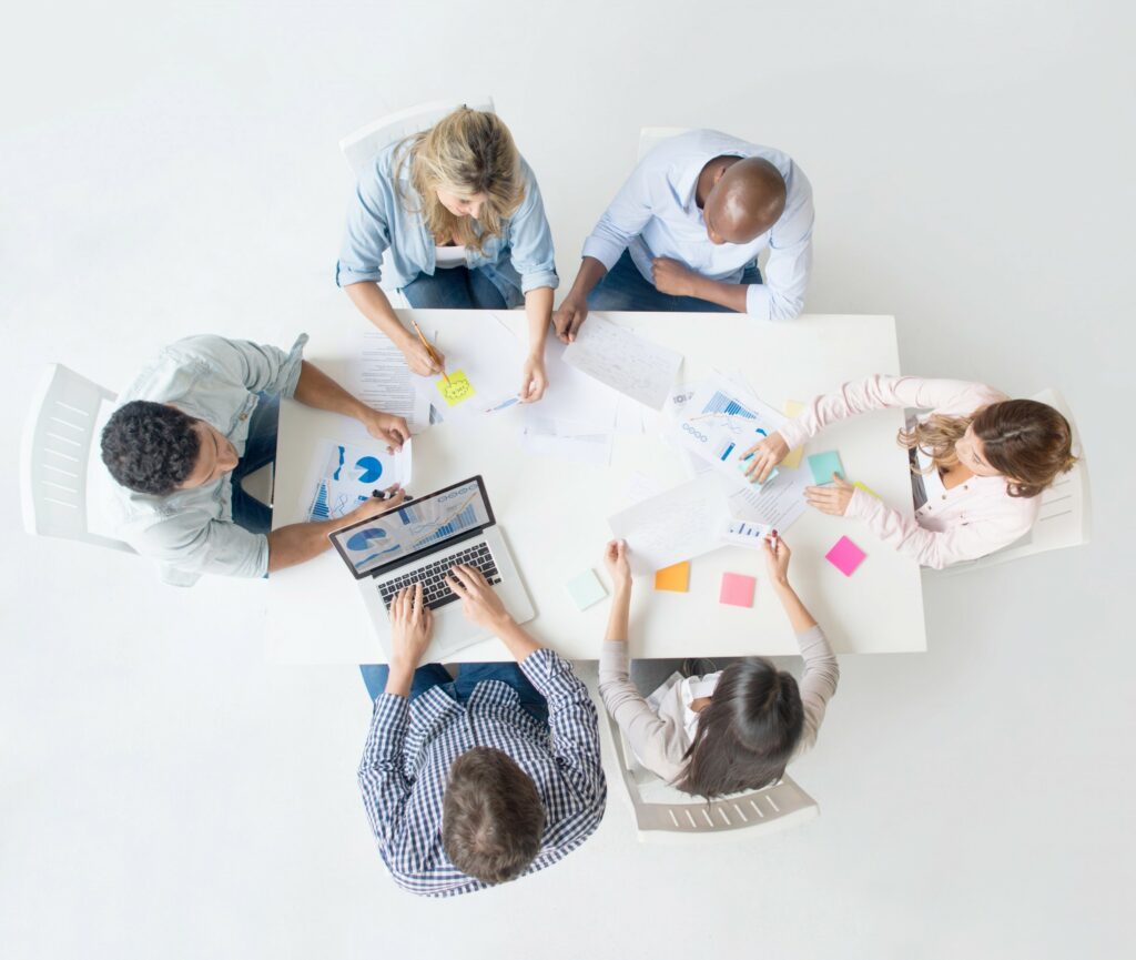 A imagem mostra a equipe de marketing, reunida no escritório, estudando sobre a matriz swot.