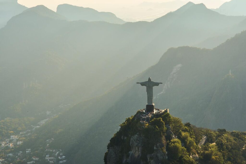 Na imagem, temos a estátua do cristo redentor. Isso representa nota fiscal rj.