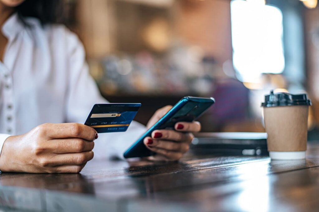 Uma cliente está preenchendo seus dados do cartão de crédito em um aplicativo no celular.