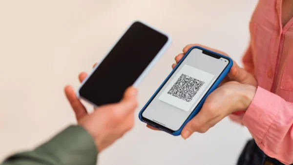 Consumidor aprendendo o que é pix enquanto realiza pagamento via QR Code.