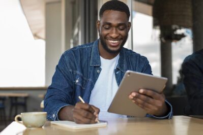 Na imagem, tema um homem com seu tablet na mão. Ele está usando ferramentas para empreendedores.