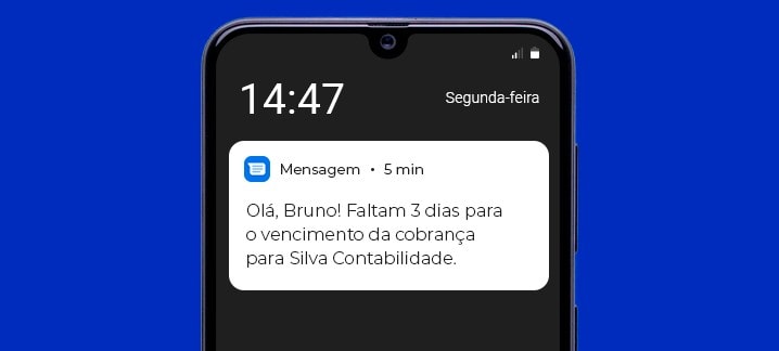 na imagem tem um celular, na tela tem uma mensagem de texto. Nela está escrito: Olá, Bruno! Faltam 3 dias para o vencimento da cobrança para Silva Contabilidade.