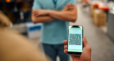 Pessoa escaneando QR code no celular para aprender como fazer Pix no Banco do Brasil.