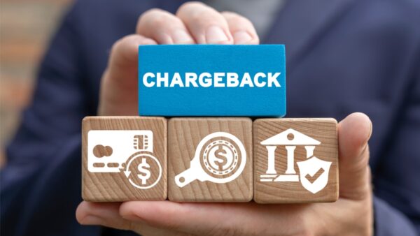 Mãos seguram cubos escrito chargeback. Representando como evitar chargeback.