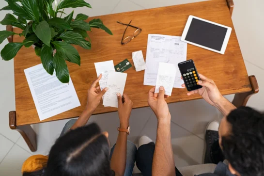 Empreendedores entendendo o que é negativação e decidindo o que farão com os clientes.