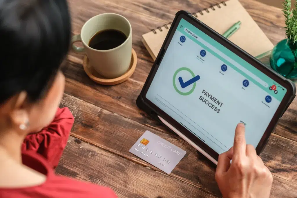 Mulher finalizando compra em e-commerce de empresa que utiliza o BaaS em seus serviços.