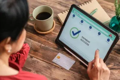 Mulher finalizando compra em e-commerce de empresa que utiliza o BaaS em seus serviços.