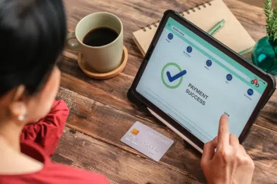 Mulher finalizando compra em e-commerce de empresa que utiliza o BaaS em seus serviços.