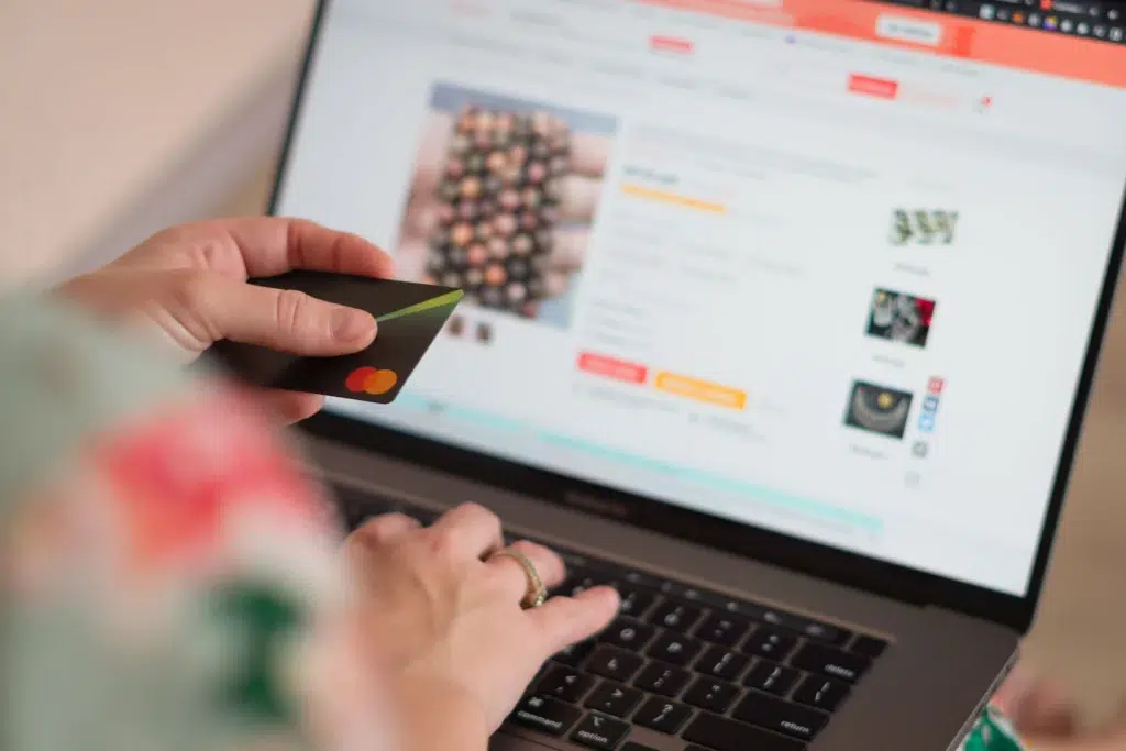 Pessoa preenchendo dados de cartão de crédito em checkout de loja. Ela está começando uma compra para habilitar o One Click Buy.