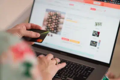 Pessoa preenchendo dados de cartão de crédito em checkout de loja. Ela está começando uma compra para habilitar o One Click Buy.