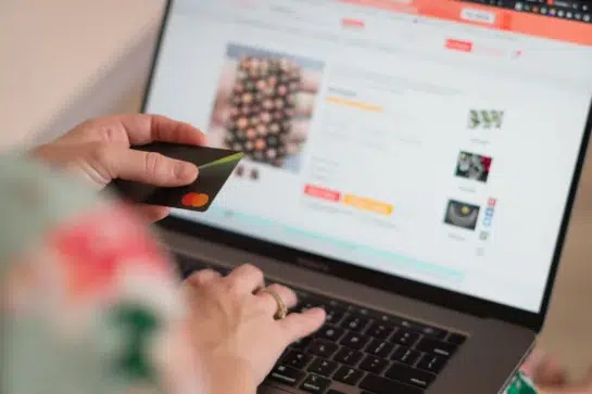 Pessoa preenchendo dados de cartão de crédito em checkout de loja. Ela está começando uma compra para habilitar o One Click Buy.