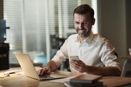 Um empresário está em seu escritório, pesquisando como abrir conta digital.