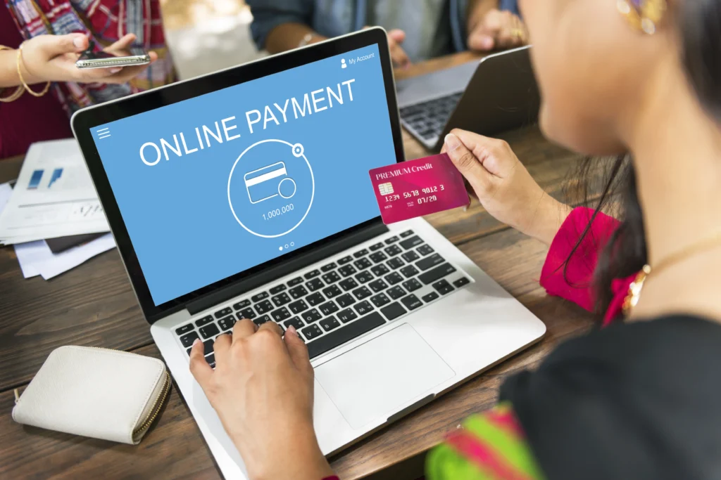 Pessoa realiza compra online no notebook, ilustrando de forma prática como funciona o link de pagamento no dia a dia.