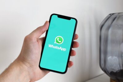 Na imagem, temos um homem que, por meio do WhatsApp, está conversando com seu cliente. Ele está mandando uma mensagem de cobrança após pesquisar em seu computador como fazer cobrança de forma eficiente, para reduzir a inadimplência dos pagamentos.