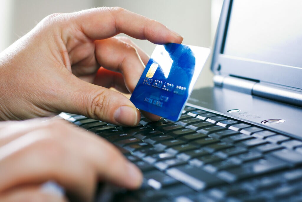 Um empreendedor está cadastrando seus dados bancários no sistema depois de entender como vender com cartão de crédito pela internet