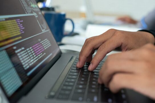 Um homem está utilizando um software de gestão financeira por meio do seu computador.